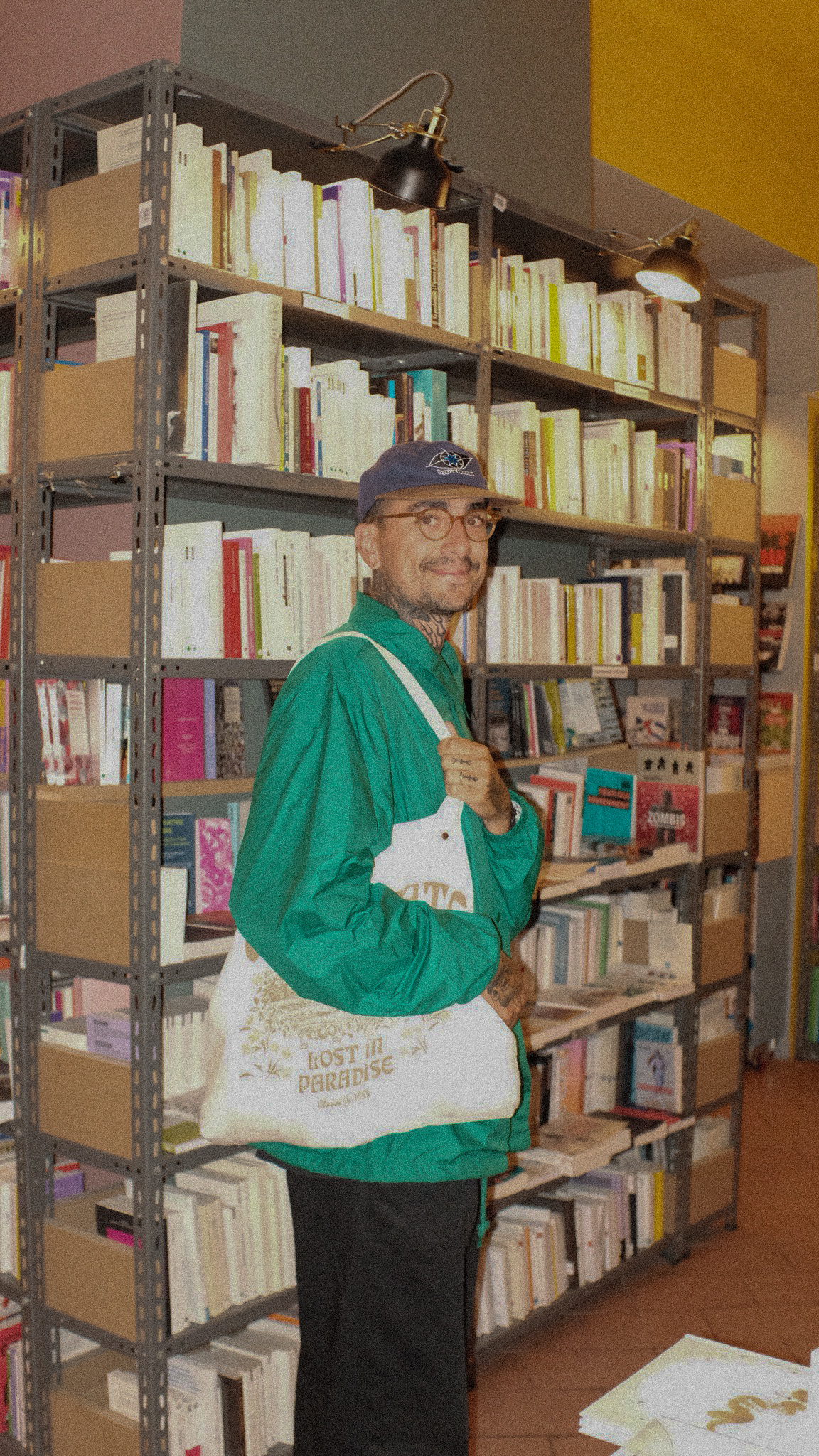 Retrato de Alan Hollmann em uma livraria